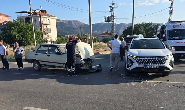 Kavşakta meydana gelen kazada yolcu yaralandı