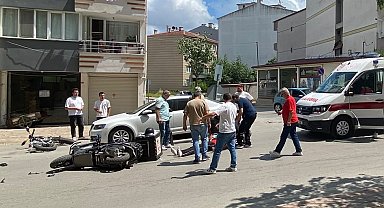 Kavşakta motosiklet ile elektrikli bisiklet çarpıştı: 2 yaralı