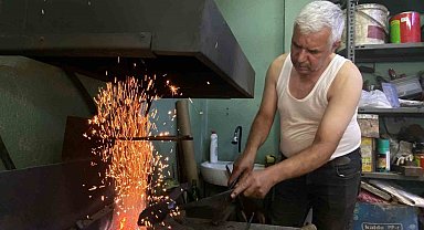 Kavuran sıcaklarda, 60 derecelik atölyede üretimden vazgeçmiyor