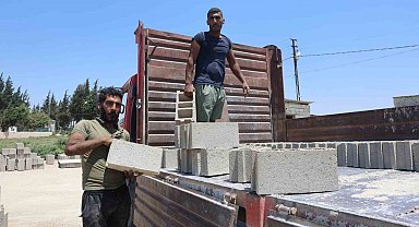 Kavurucu sıcakta birlikte mesai yapan ikiz kardeşler, günde 2 bin 500 briket üretip 5 kamyona yüklüyorlar