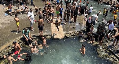 Kavurucu sıcaktan soluğu süs havuzunda aldılar