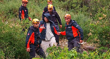 Kayalık alanda mahsur kalan genç, AFAD'ın 2 saatlik operasyonuyla kurtarıldı