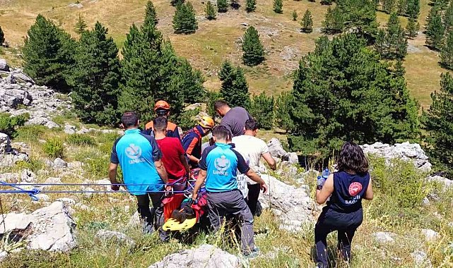 Kayalıklardan düşen şahıs ambulans helikopterle hastaneye sevk edildi