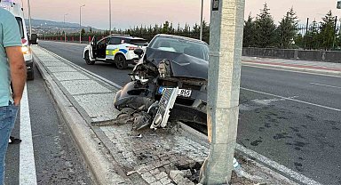 Kayseri'de otomobil aydınlatma direğine çarptı: 1 yaralı