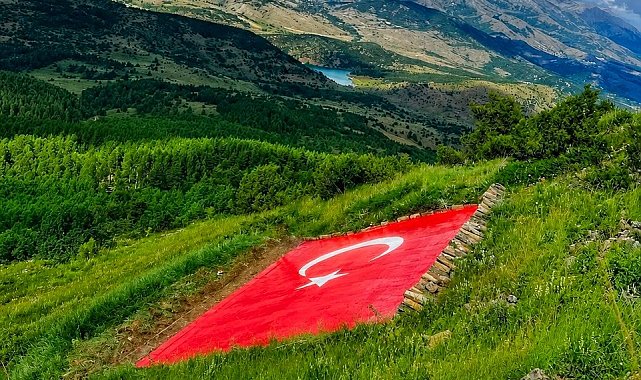 Kelkit Vadisi'nin simgesi dev Türk bayrağı yenilendi