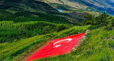 Kelkit Vadisi'nin simgesi dev Türk bayrağı yenilendi