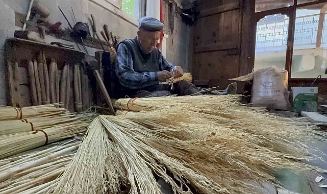 Kemal dede 60 yıldır geçimini ot süpürgeden sağlıyor