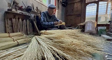Kemal dede 60 yıldır geçimini ot süpürgeden sağlıyor