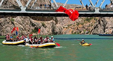Kemaliye'de su sporları tutkunları Fırat'ta buluştu