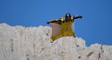 Kemaliye'de wingsuit sporcularından nefes kesen atlayışlar