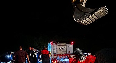 Kezer Çayı'nda mahsur kalan genç, kepçeyle kurtarıldı