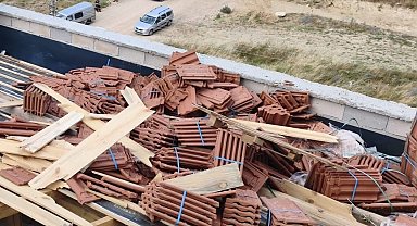 Kiremitlerin altında kalan 2 işçi yaralandı