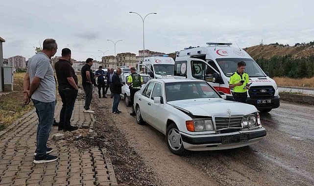 Kırıkkale'de iki otomobil çarpıştı: 3 yaralı