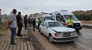 Kırıkkale'de iki otomobil çarpıştı: 3 yaralı