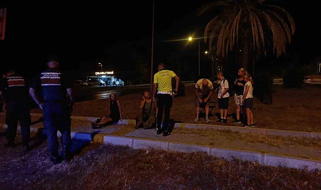 Kırmızı ışıkta bekleyen otomobile tur minibüsü çarptı: 3 yaralı