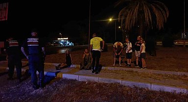 Kırmızı ışıkta bekleyen otomobile tur minibüsü çarptı: 3 yaralı