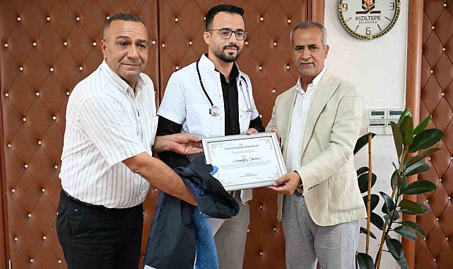 Kızıltepe Belediyesinde çalışan zabıta memuru azmiyle doktor oldu
