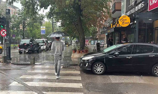 Kocaeli'de aniden bastıran sağanak hayatı olumsuz etkiledi