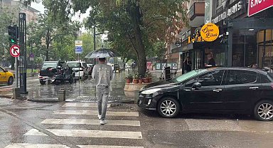 Kocaeli'de aniden bastıran sağanak hayatı olumsuz etkiledi
