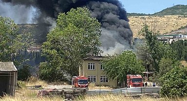 Kocaeli'de iş yerinde çıkan yangına müdahale ediliyor