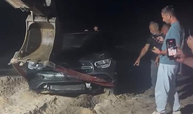 Kocaeli'de kontrolden çıkan otomobil denize uçtu
