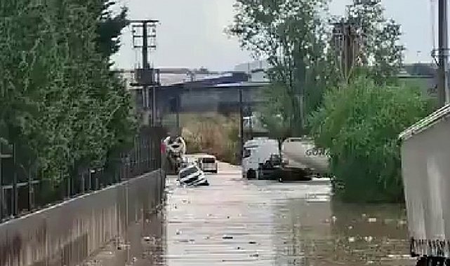 Kocaeli'yi sağanak vurdu: Araçlar mahsur kaldı