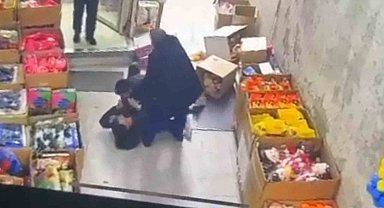 Komşu esnafın müşteri kapma kavgası kamerada