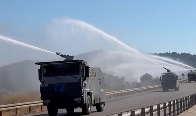 Kontrol altına alınan orman yangınında peş peşe sıralanan TOMA'ların müdahalesi