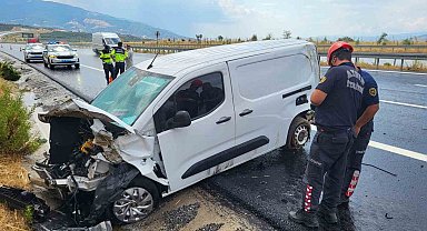 Kontrolden çıkan araç su kanalına düştü