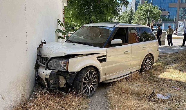 Kontrolden çıkan cip, kaldırımda yürüyen vatandaşa çarptı: 1'i ağır 2 yaralı