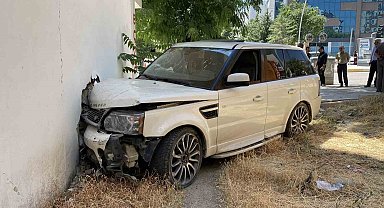 Kontrolden çıkan cip, kaldırımda yürüyen vatandaşa çarptı: 1'i ağır 2 yaralı