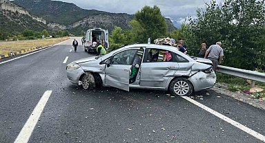 Kontrolden çıkan otomobil demir bariyerlere çarptı: 5 yaralı