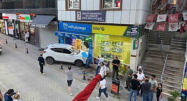 Kontrolden çıkan otomobil iş yerine daldı, facianın eşiğinden dönüldü