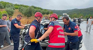 Kontrolden çıkan otomobil, önündeki tıra çarptı: 1 ölü, 2 yaralı