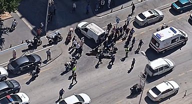Kontrolsüz dönüş yapan araca motosikletli polisler çarptı: 2 polis yaralandı
