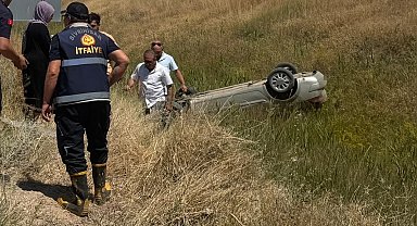 Konya-Eskişehir yolunda otomobil şarampole devrildi: 2 yaralı