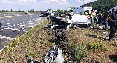 Konya'da refüje çarpan otomobil hurdaya döndü: 3 yaralı