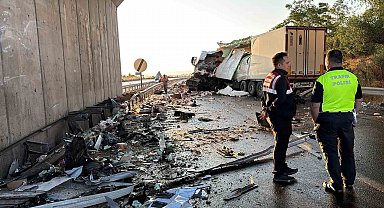 Köprüdeki beton bariyere çarpan tavuk yüklü kamyonun sürücüsü hayatını kaybetti