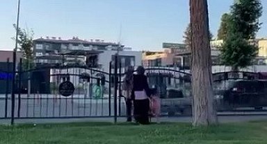 Korkuluğu aşıp trafiği tehlikeye attılar