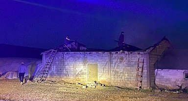 Korkut'ta ahır yangını: Dumandan etkilen 6 kişi hastaneye sevk edildi
