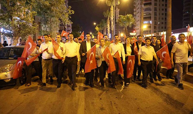 Kozan'da vatandaşlar Türk bayrakları ile 15 Temmuz'un yıldönümünde meydanlarda