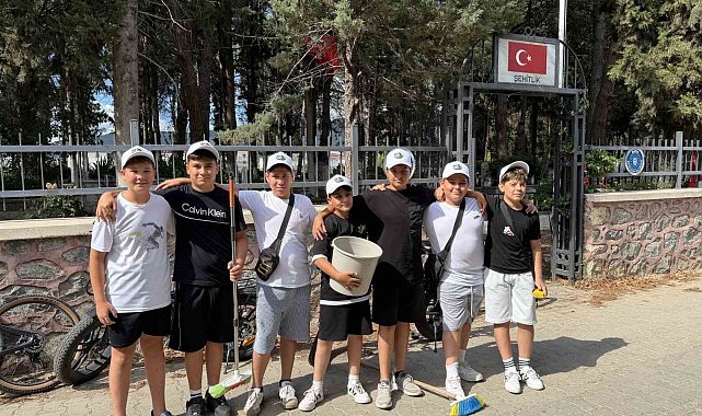 Küçük yüreklerden büyük vefa: Şehitliği temizleyip güllerle donattılar
