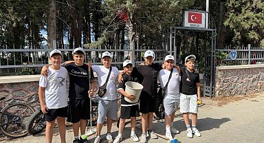 Küçük yüreklerden büyük vefa: Şehitliği temizleyip güllerle donattılar