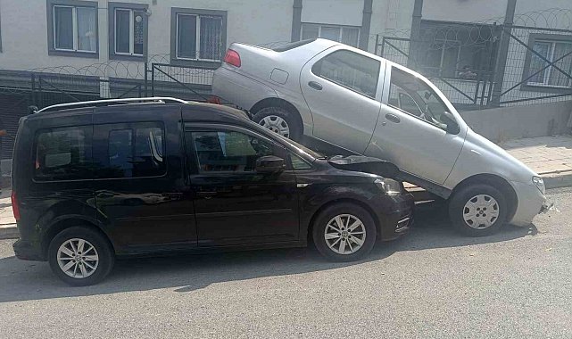 Küçükçekmece'de akılalmaz kaza: Dik rampayı çıkmaya çalışırken kayan otomobil hafif ticari aracın üzerine çıktı