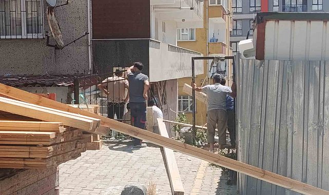 Küçükçekmece'de inşaat çalışması sırasında merdiven çöktü: Evlerinde mahsur kalan vatandaşları itfaiye kurtardı