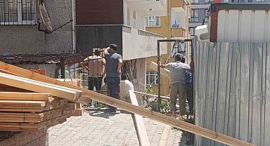 Küçükçekmece'de inşaat çalışması sırasında merdiven çöktü: Evlerinde mahsur kalan vatandaşları itfaiye kurtardı