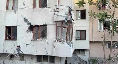 Küçükçekmece'de yıkımı yapılan binanın duvarı yan apartmanın üzerine devrildi