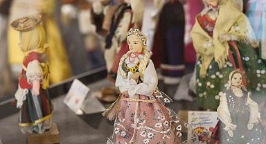 Kültürlerin renkleri folklorik bebeklerle yansıtıldı