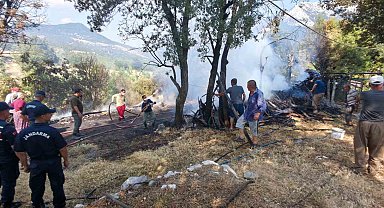 Kumluca'da odunlukta başlayan yangın boş evin bahçesine sıçradı