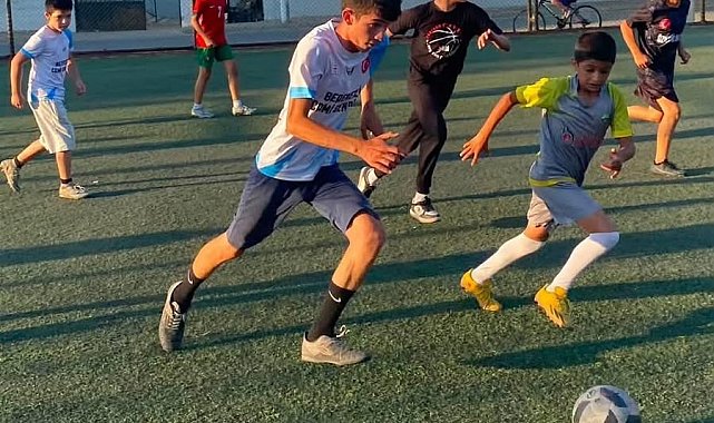 Kur'an kursu öğrencileri futbolla kardeşlik bağlarını güçlendiriyor